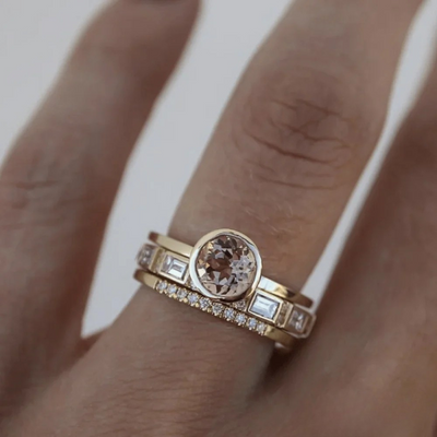 Eleganter Goldring mit eingelegtem Kristall