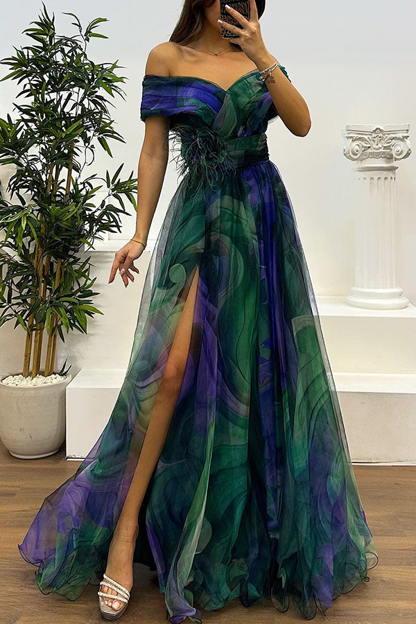 Jinnie – Tüll-Maxikleid mit Federn, Falten und Schlitz